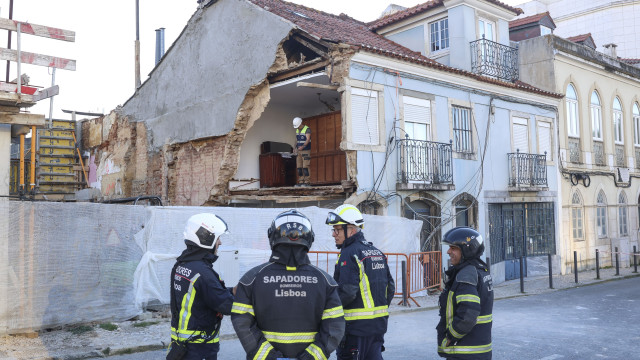 Fachada lateral de prédio cai em Campo de Ourique. Carro fica destruído