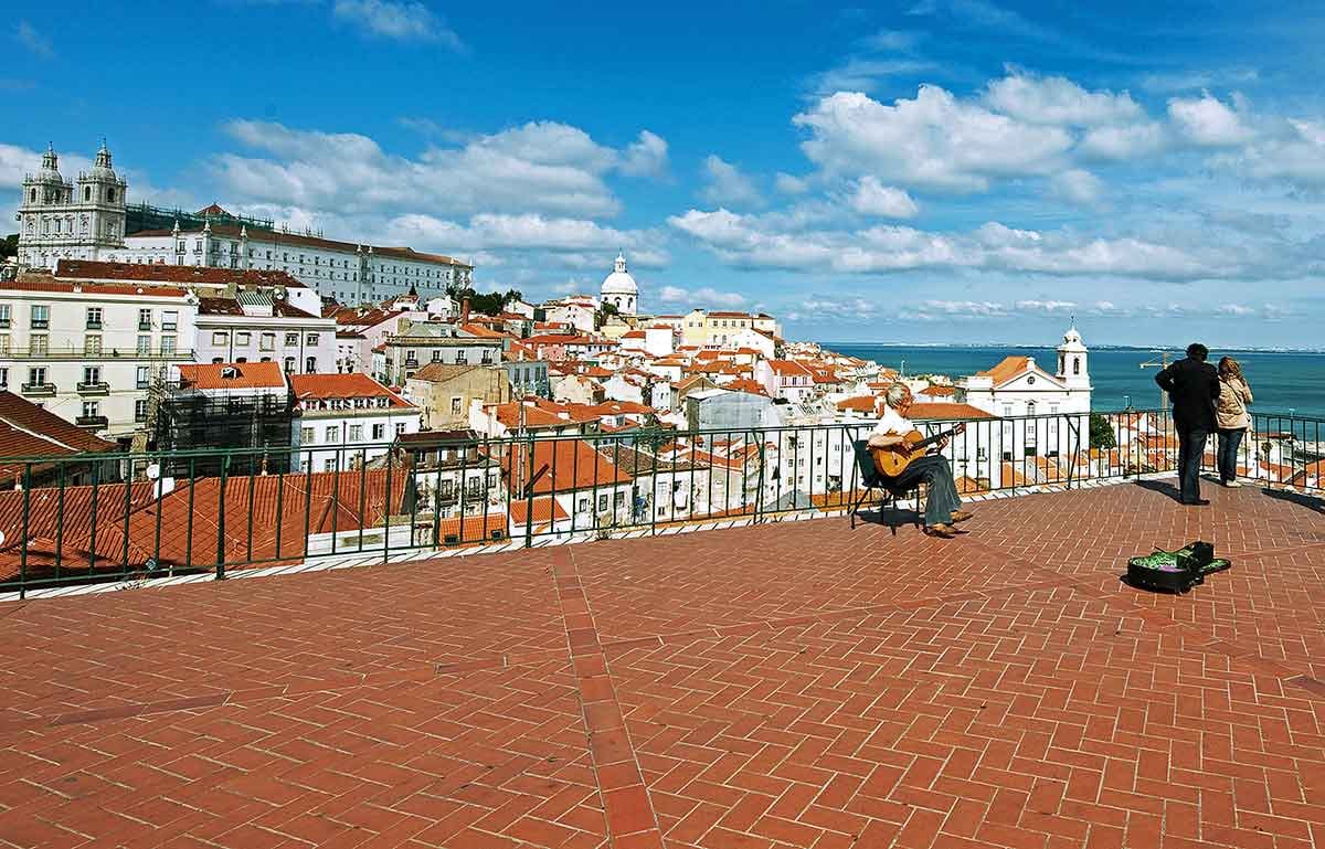 Les toits d'Alfama et le Tage, vus d'un belvédère