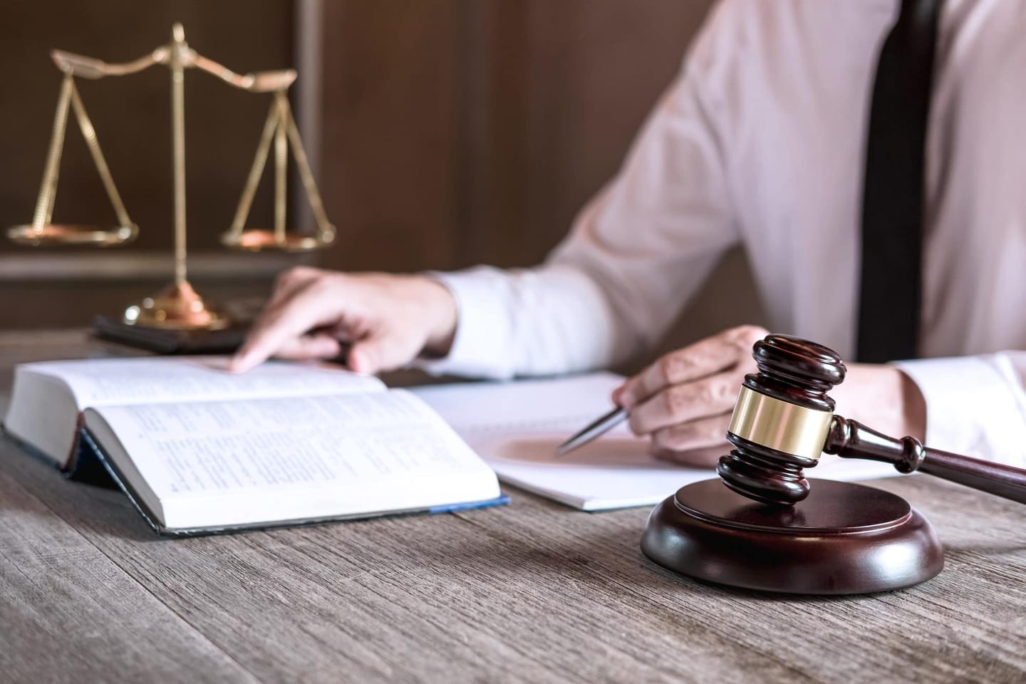 Livres de droit dans un cabinet d'avocat