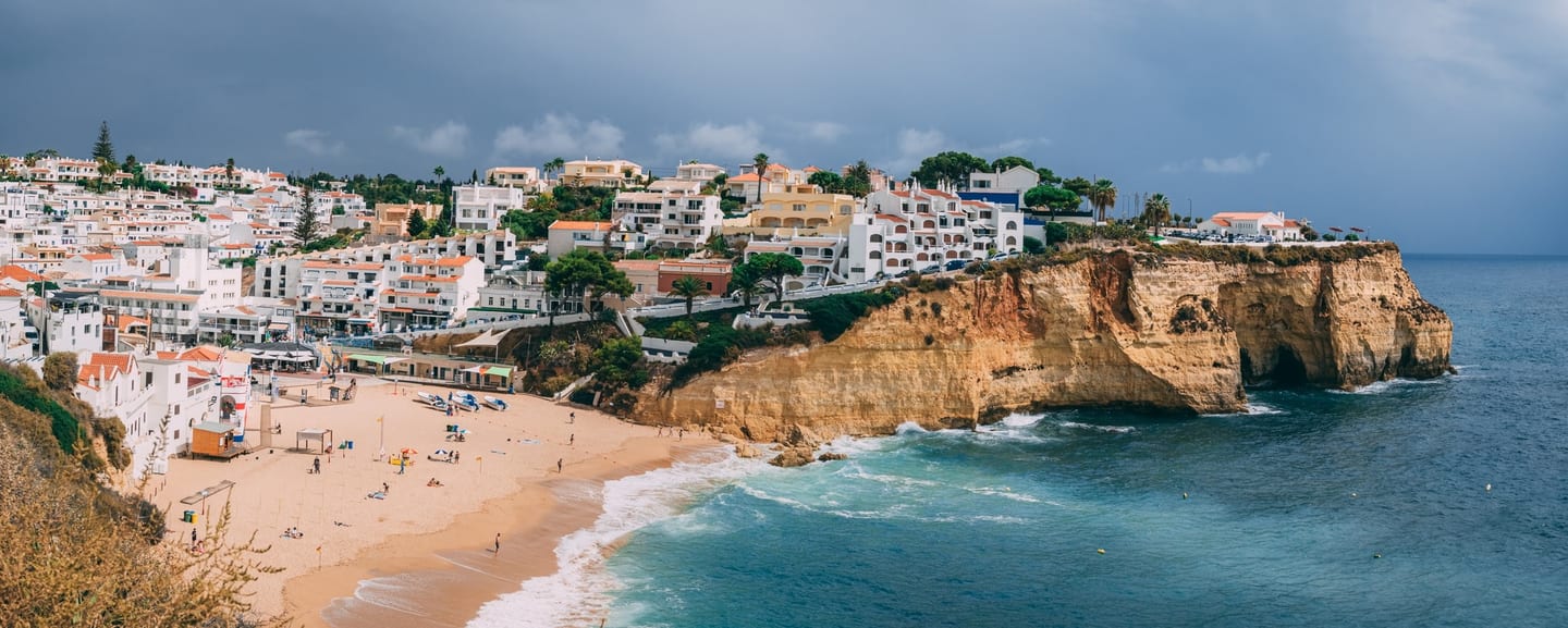 La plage de Carvoeiro, en Algarve