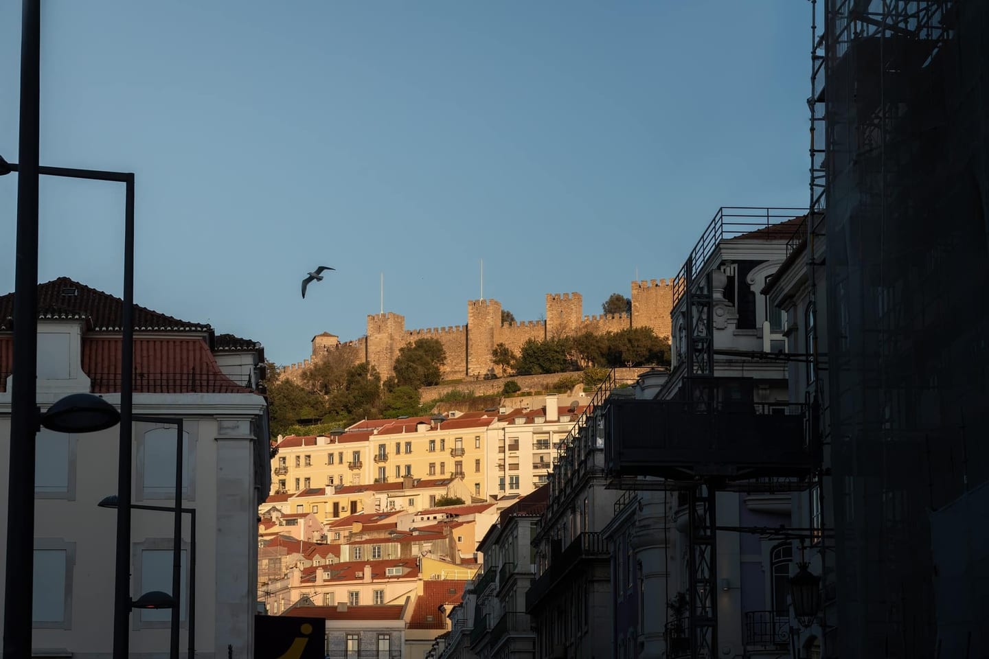 Le château Saint-Georges au-dessus des toits de la Baixa, à Lisbonne