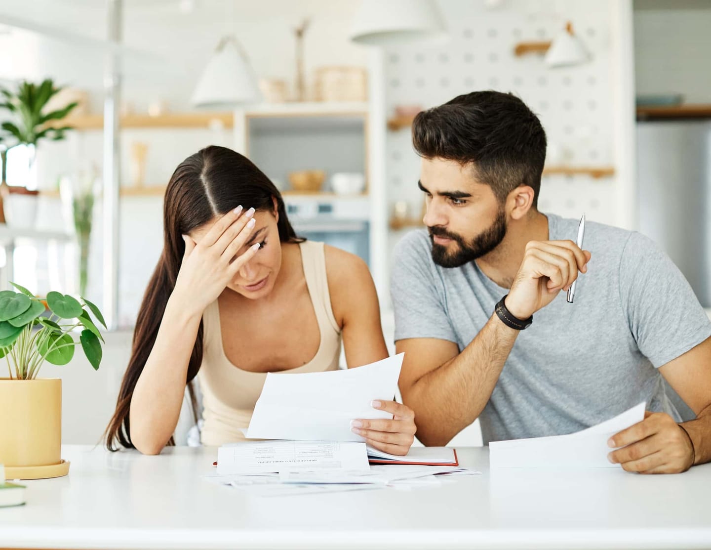 Un couple devant son budget