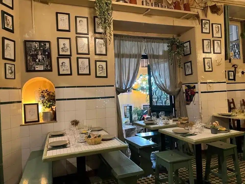 Salle du Fado Vadio, avec ses tables et ses photos d'artistes