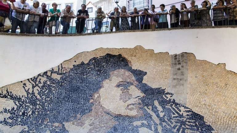 La fresque d'Amália par Vhils, à Alfama