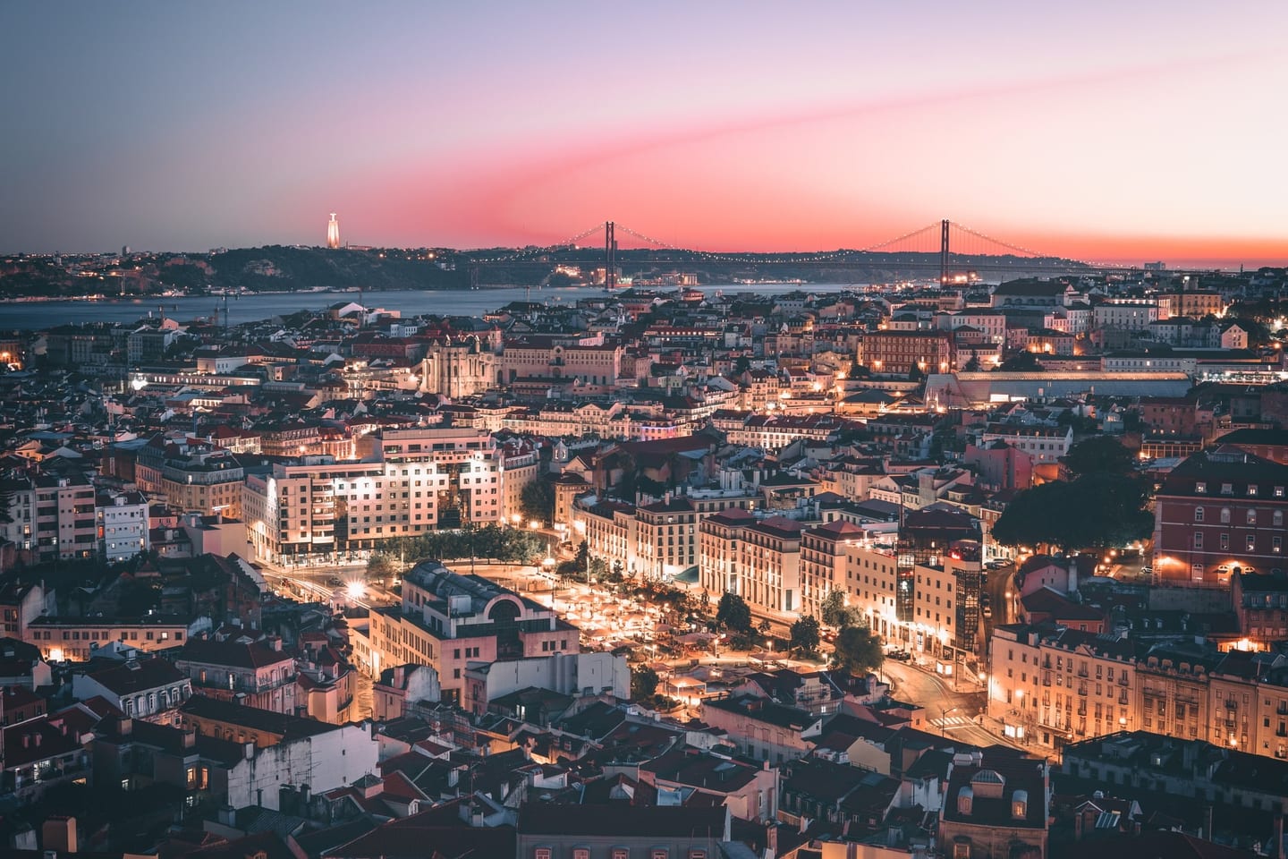 Lisbonne au crépuscule depuis un belvédère, le pont du 25 Avril au loin