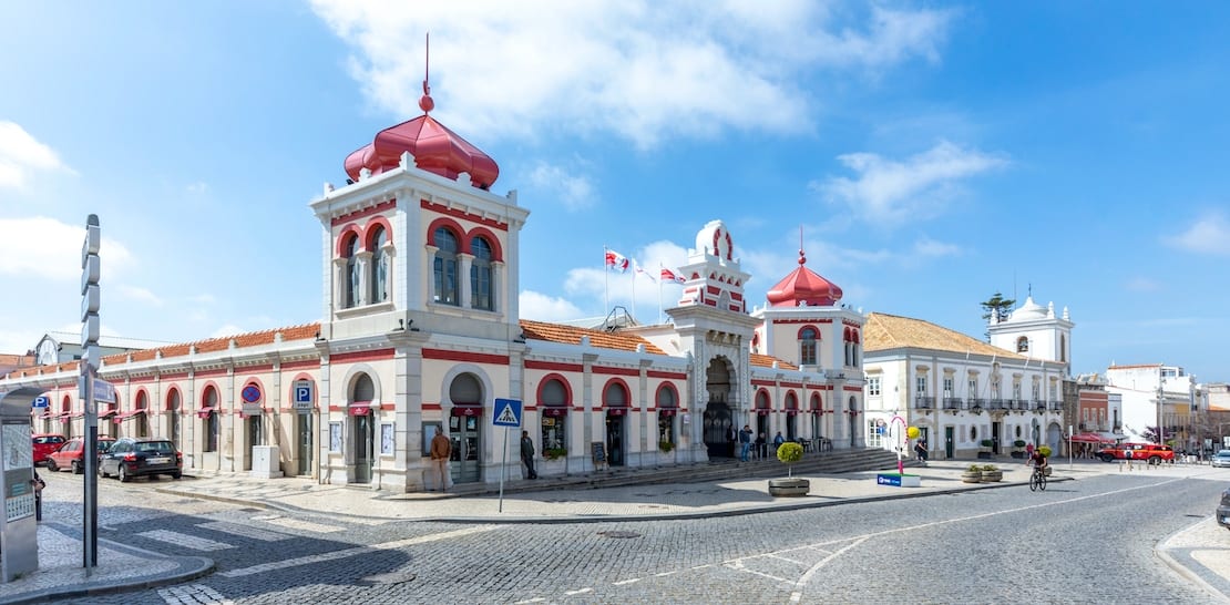Le marché municipal de Loulé et ses coupoles rouges