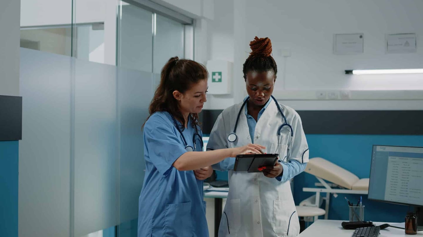 Médecin et infirmière dans un hôpital portugais