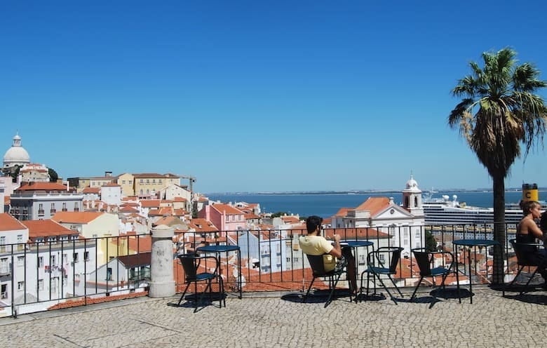 Le miradouro das Portas do Sol, gratuit, au-dessus d'Alfama