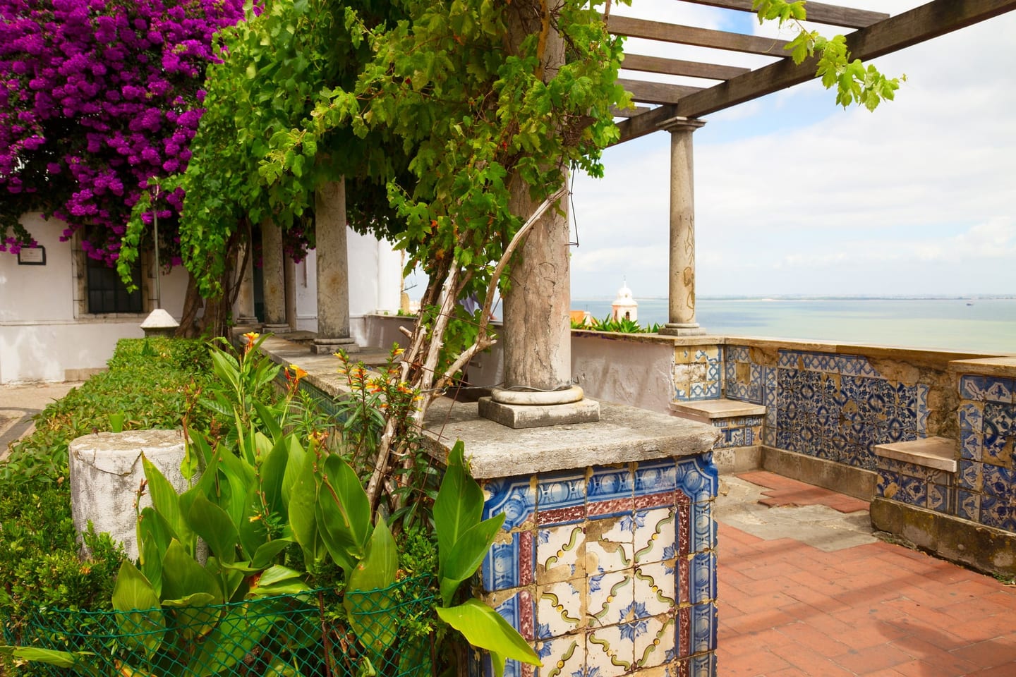 Miradouro de Santa Luzia et ses azulejos, à Alfama