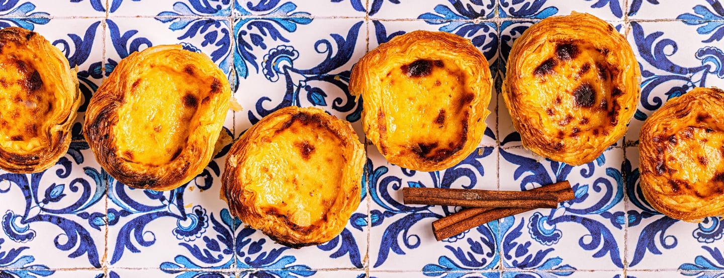 Pastéis de nata sur des azulejos