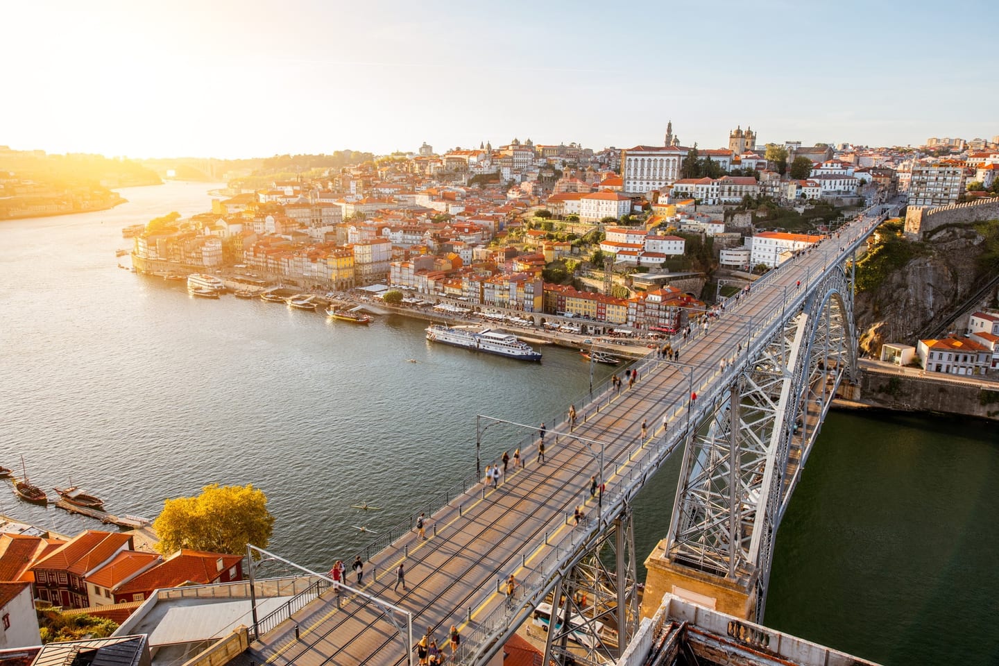Le pont Dom Luís à Porto au coucher du soleil
