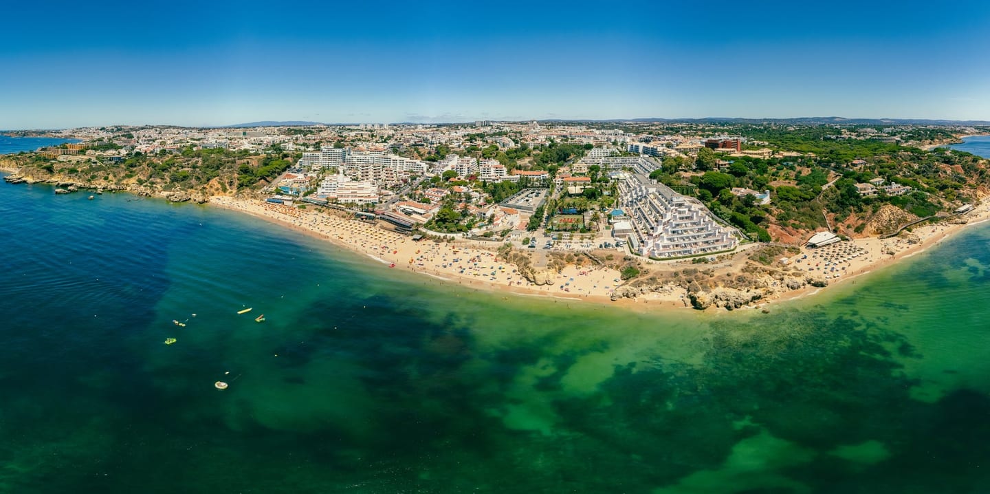 La Praia da Oura à Albufeira, en Algarve, vue du ciel