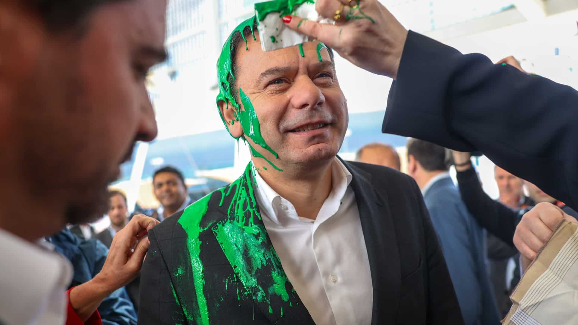 Activiste qui a aspergé du Monténégro avec de la peinture condamné à une amende de 1600 euros
