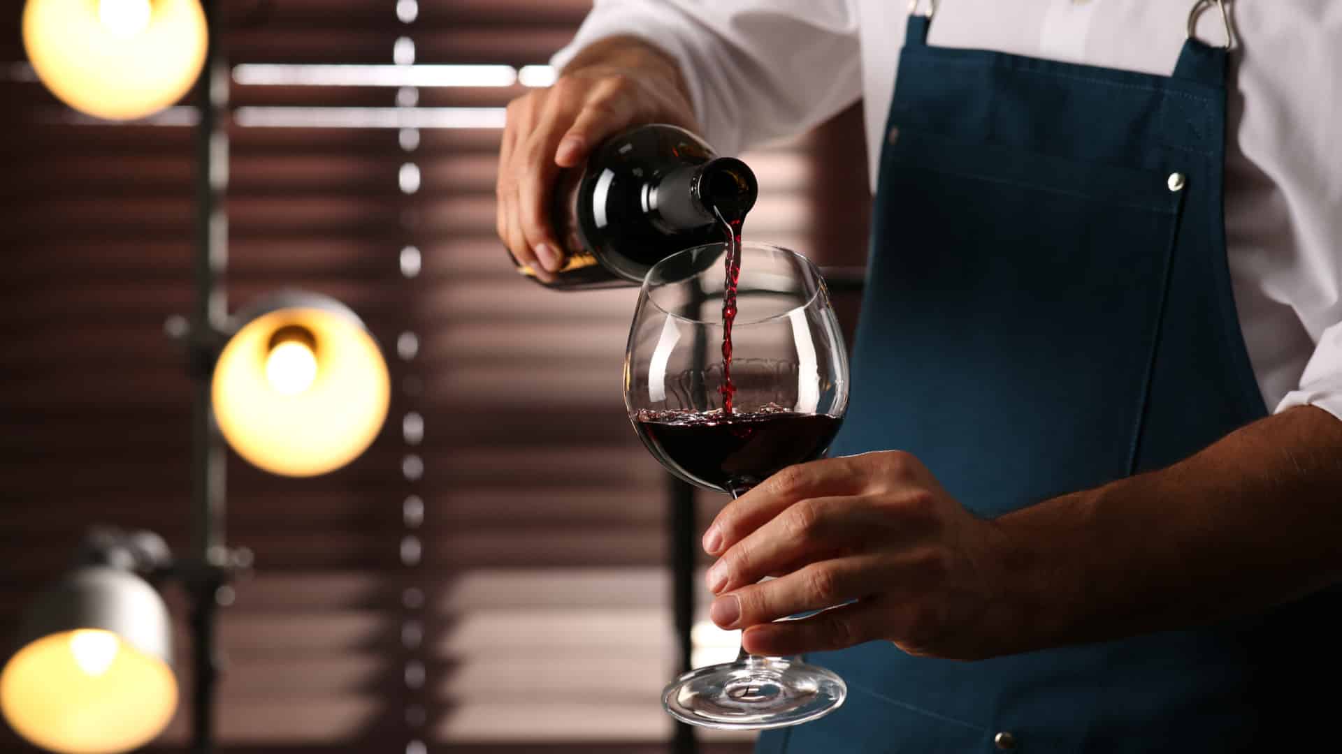 Des organisations demandent l'adoption de mesures face à l'excès de production de vin.