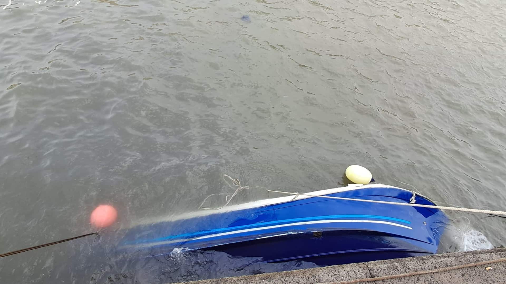 Embarcation partiellement submergée dans le port de Boaventura à Madère