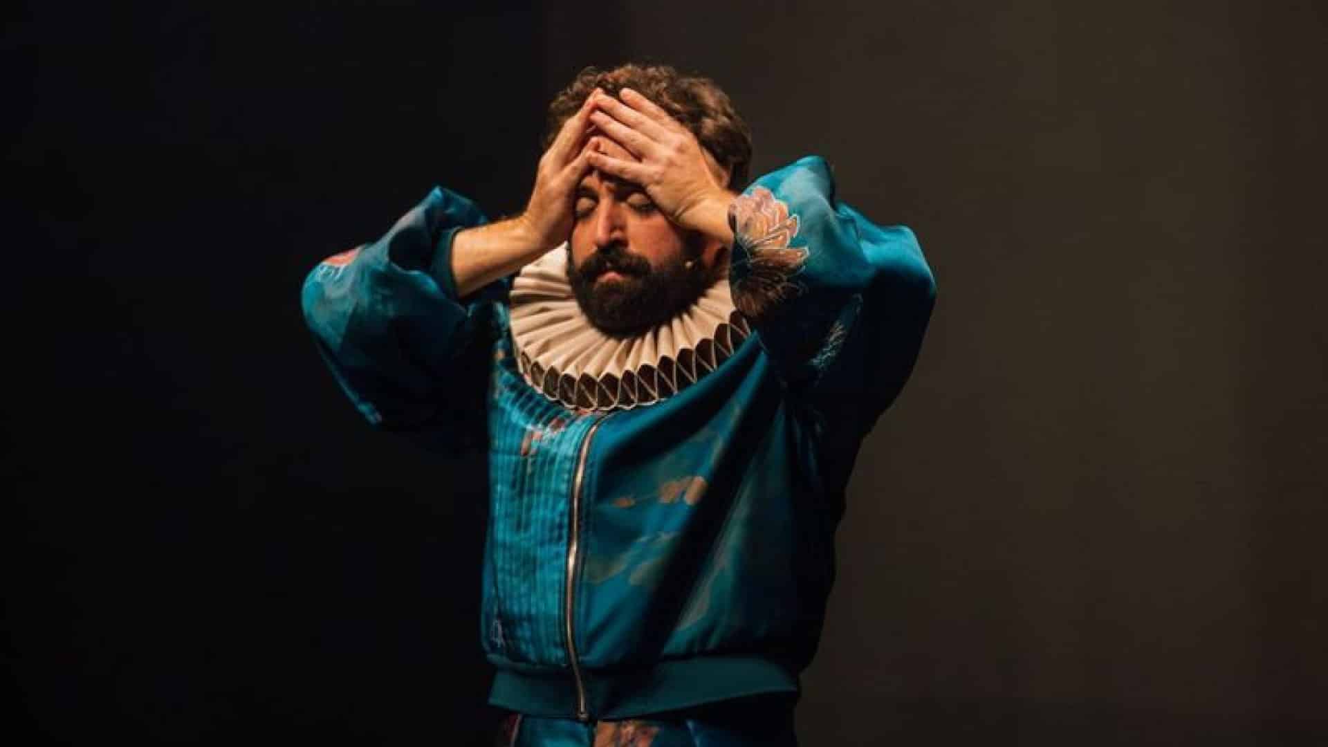 Gregório Duvivier revient avec une pièce qui rend hommage à la langue portugaise.
