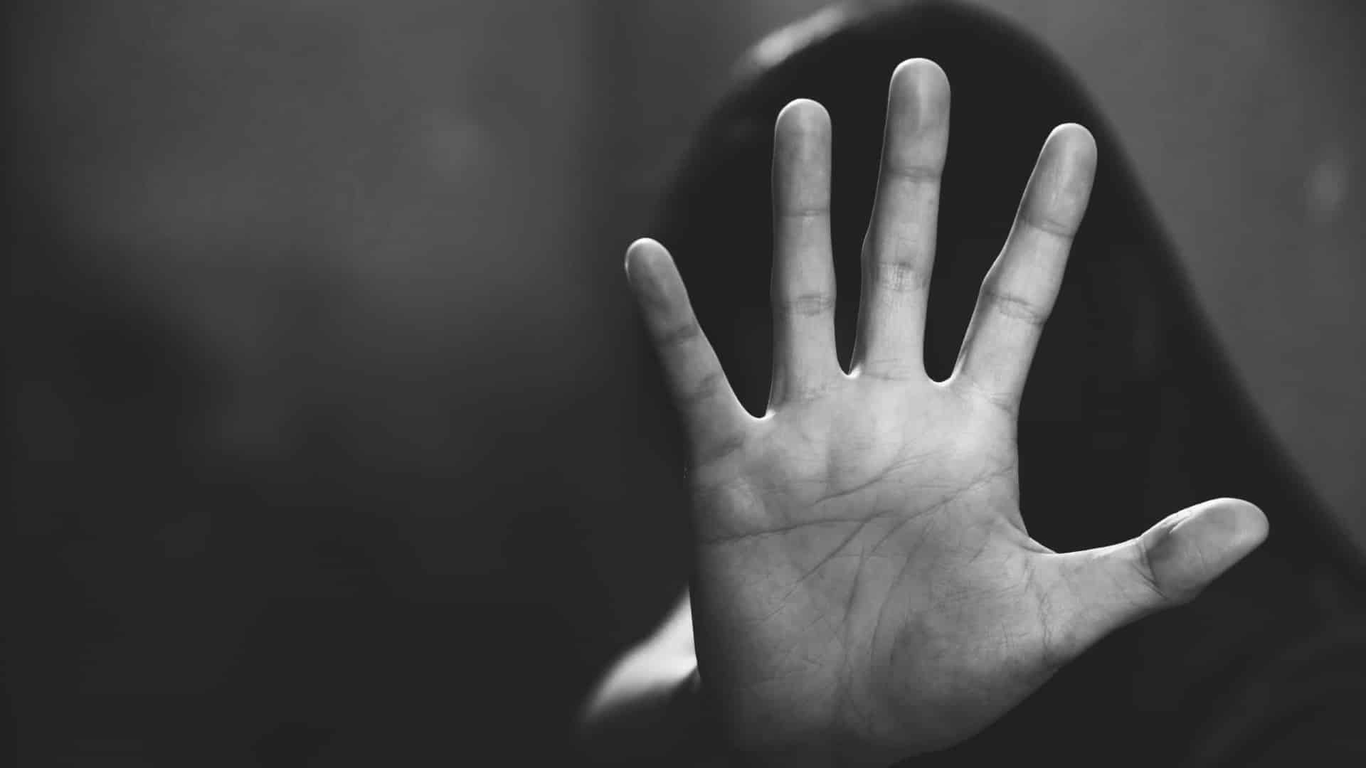 Homme arrêté pour avoir abusé de sa petite-fille de 11 ans. L'école a dénoncé les crimes à la PJ.