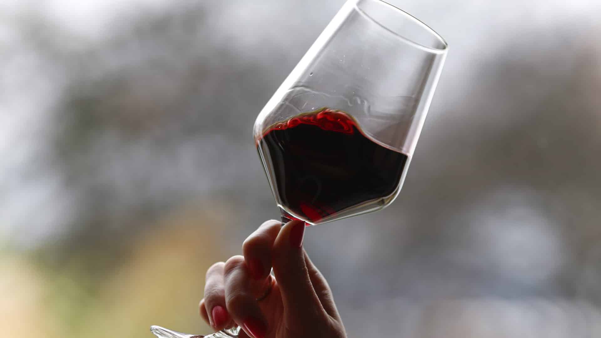 La commission remet des mesures pour lutter contre la surproduction de vin.