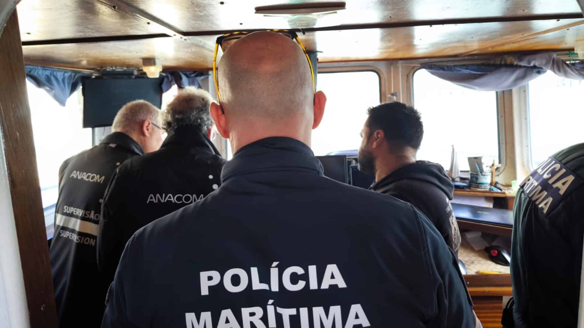 La Police Maritime contrôle les embarcations au port de pêche de Peniche.