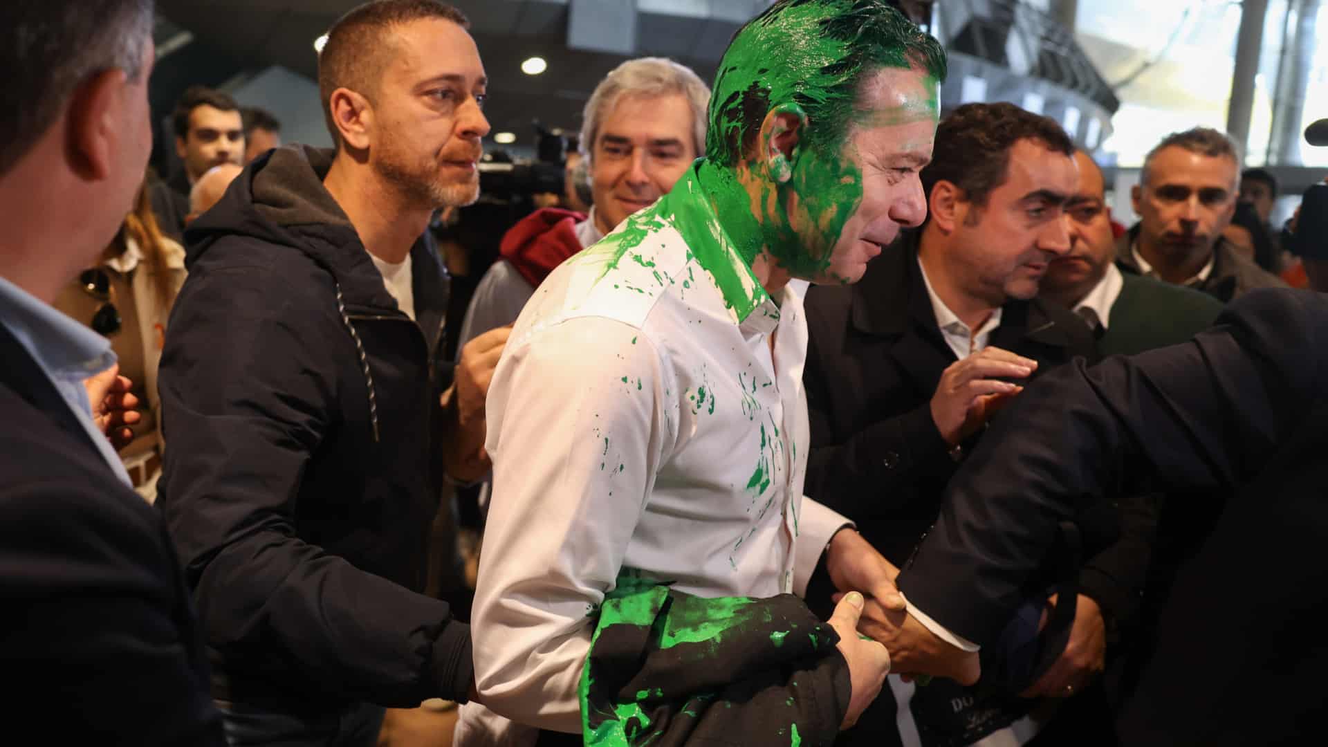 L'activiste qui a aspergé Luís Montenegro de peinture verte connaît aujourd'hui sa sentence.