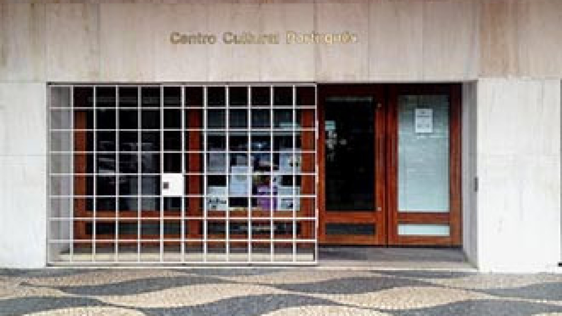 L'artiste plasticien Mário Forjaz Secca expose au Centre Culturel de Maputo.