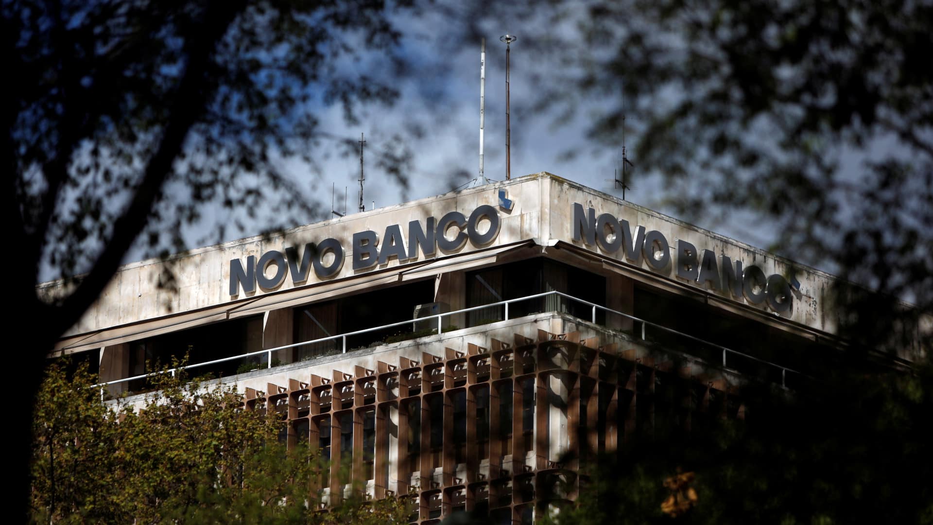 Le gestionnaire de Lone Star vend à sa femme une propriété de Novo Banco à un "prix réduit".