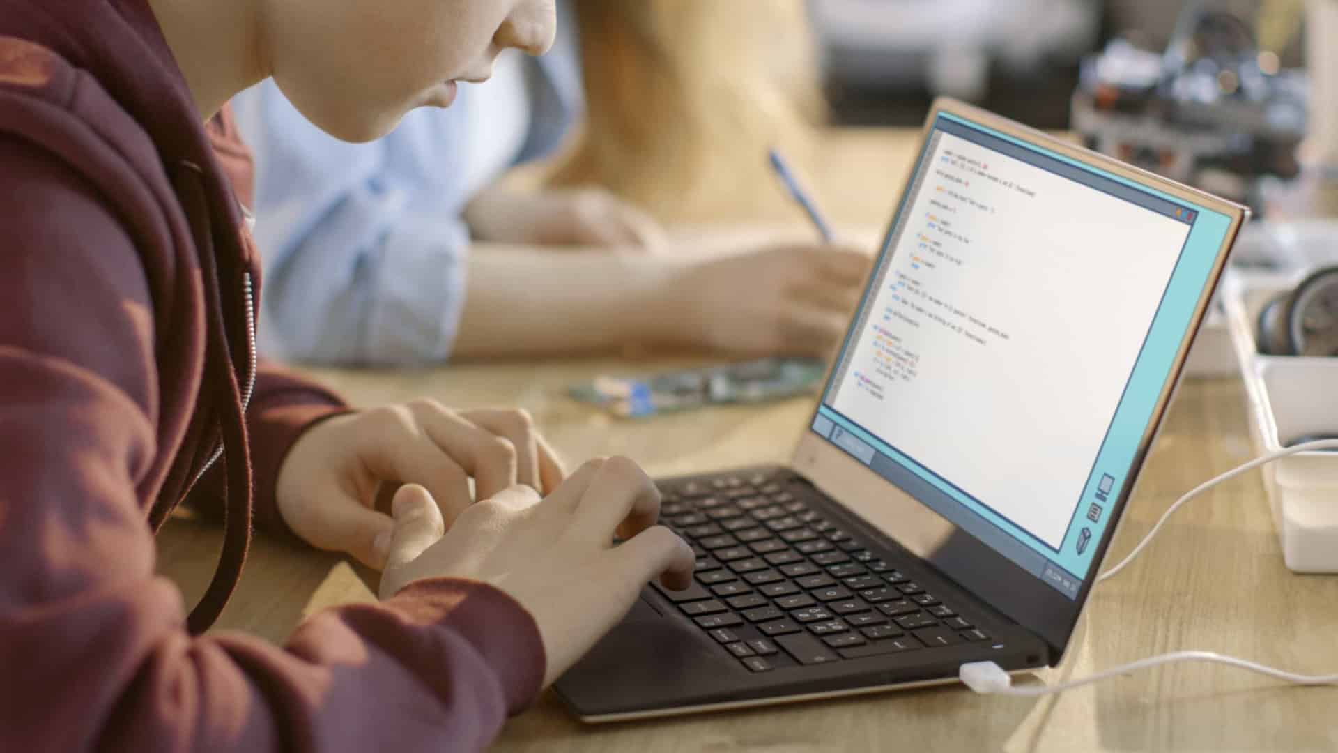 Le gouvernement met à disposition des écoles 4 000 € pour la réparation des ordinateurs.