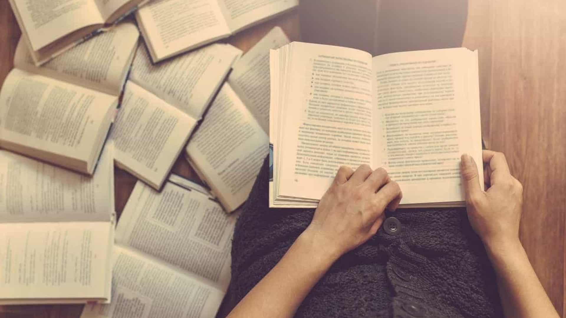 Le livre raconte comment la musique a sauvé des dizaines de femmes de la mort à Auschwitz.