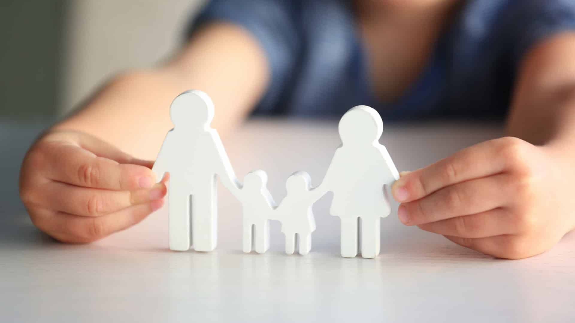 Le mouvement critique la "violence" qui retire des enfants aux familles pauvres.
