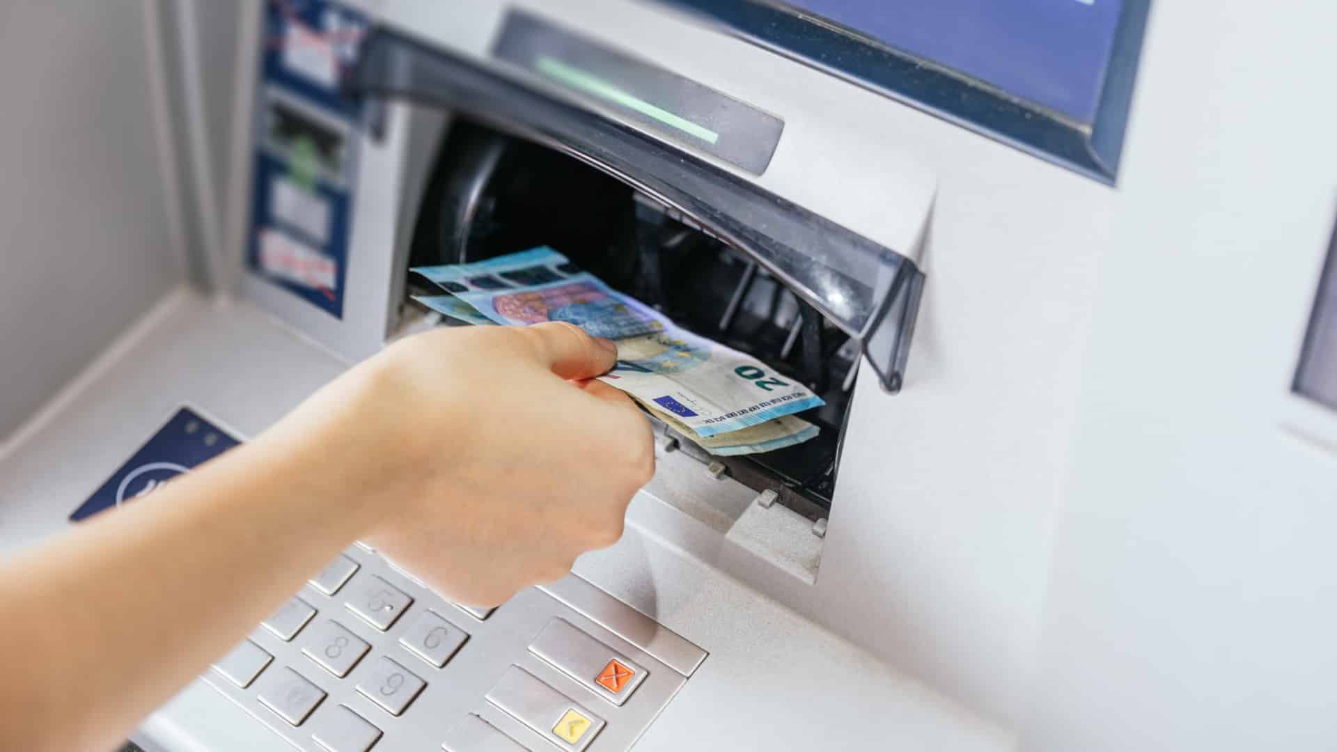 Les dépôts des particuliers augmentent en février pour atteindre un niveau record.