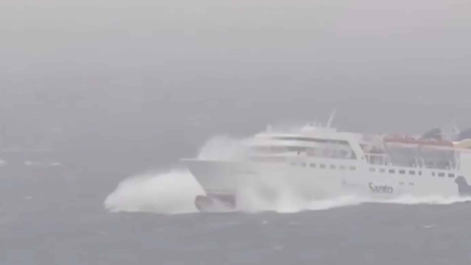 'Lobo Marinho' lutte contre les vagues et le vent fort pour atteindre Porto Santo