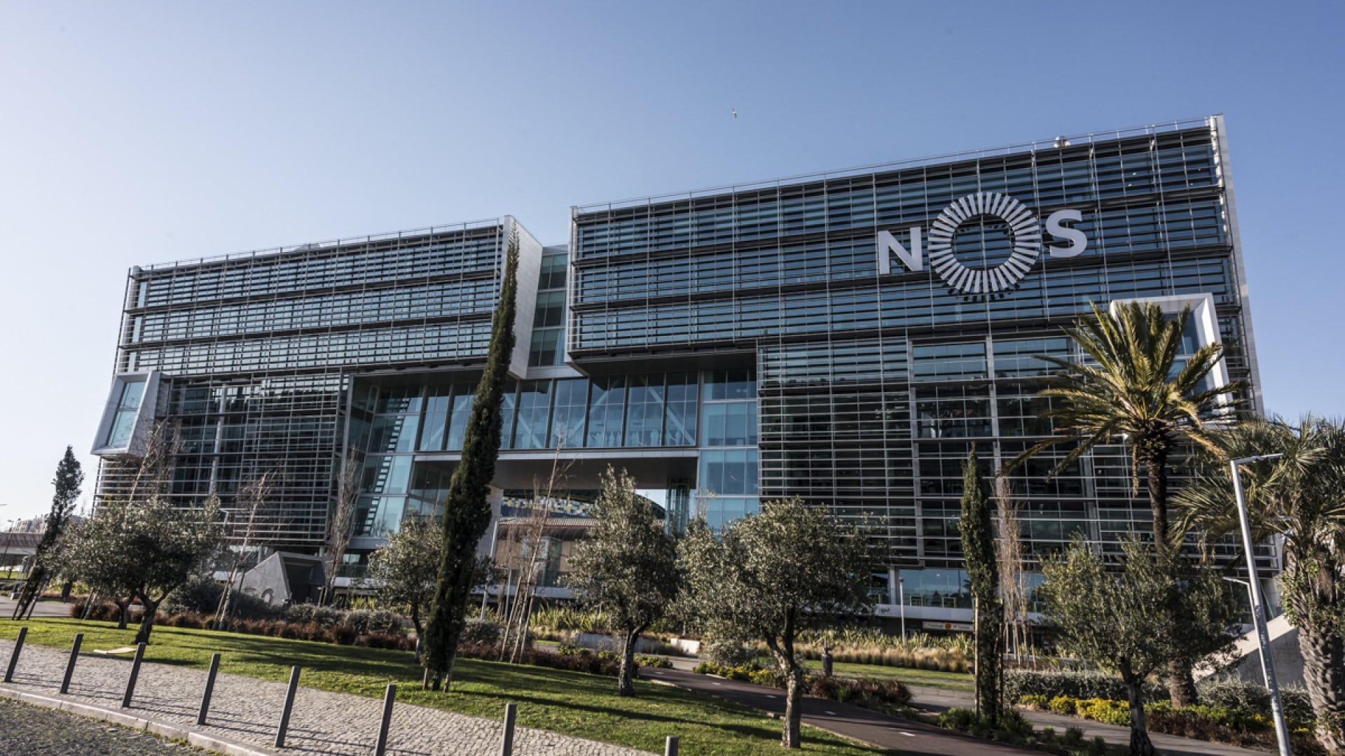 NOS contracte 100 millions d'euros en financement bancaire avec 3 banques