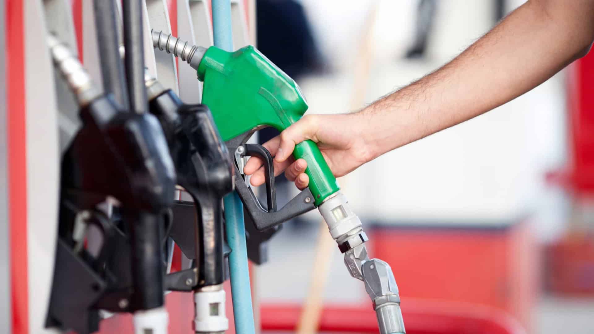 Profitez du dimanche pour faire le plein (les carburants vont augmenter).