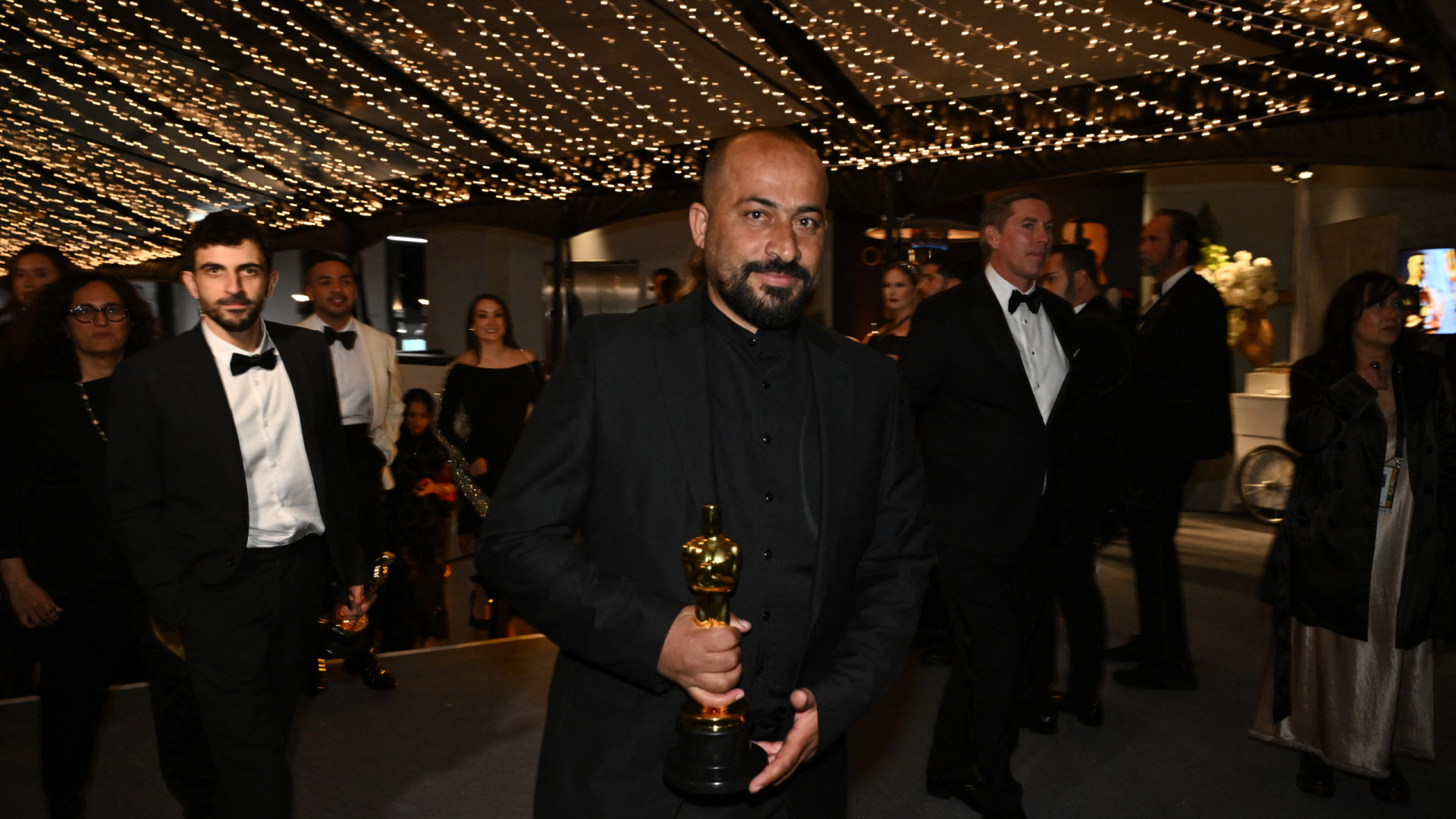 Réalisateur palestinien lauréat d'un Oscar attaqué par des colons juifs et emprisonné.