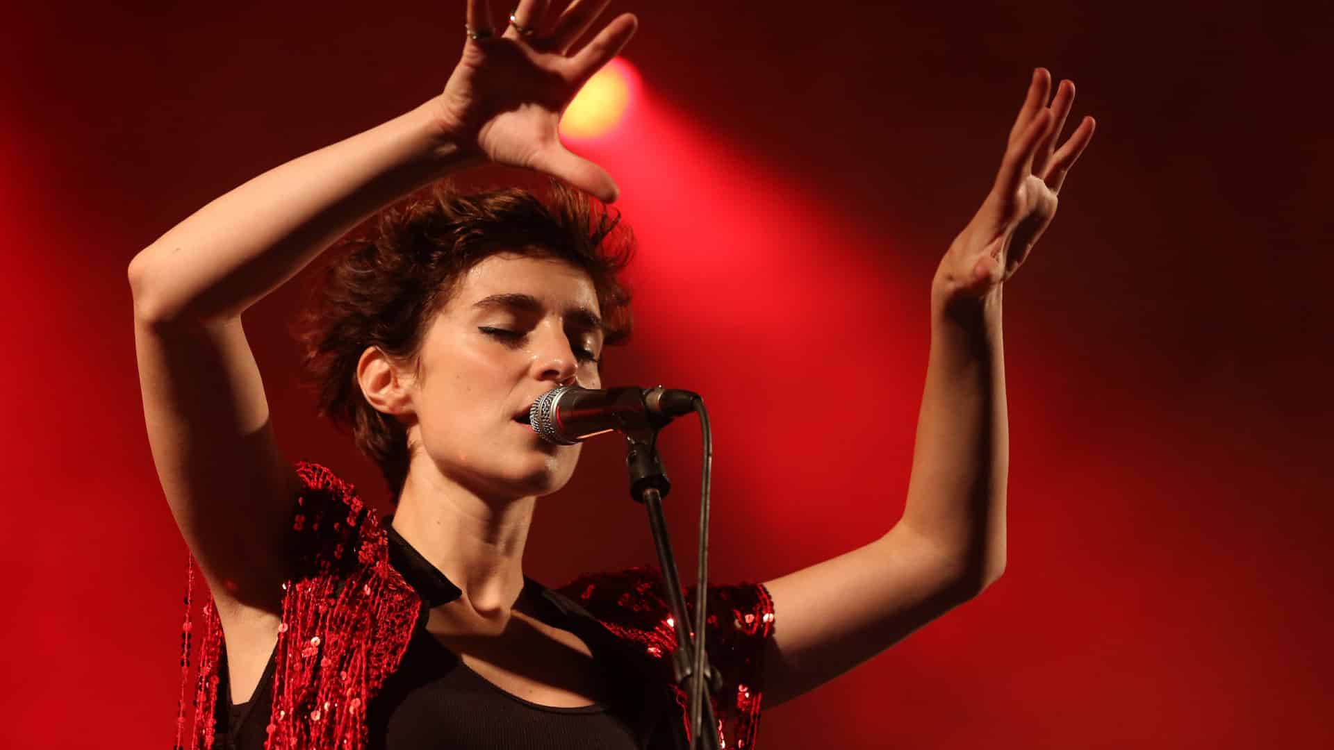 Rita Redshoes fait ses débuts dans le roman avec des histoires qui remontent à son enfance.