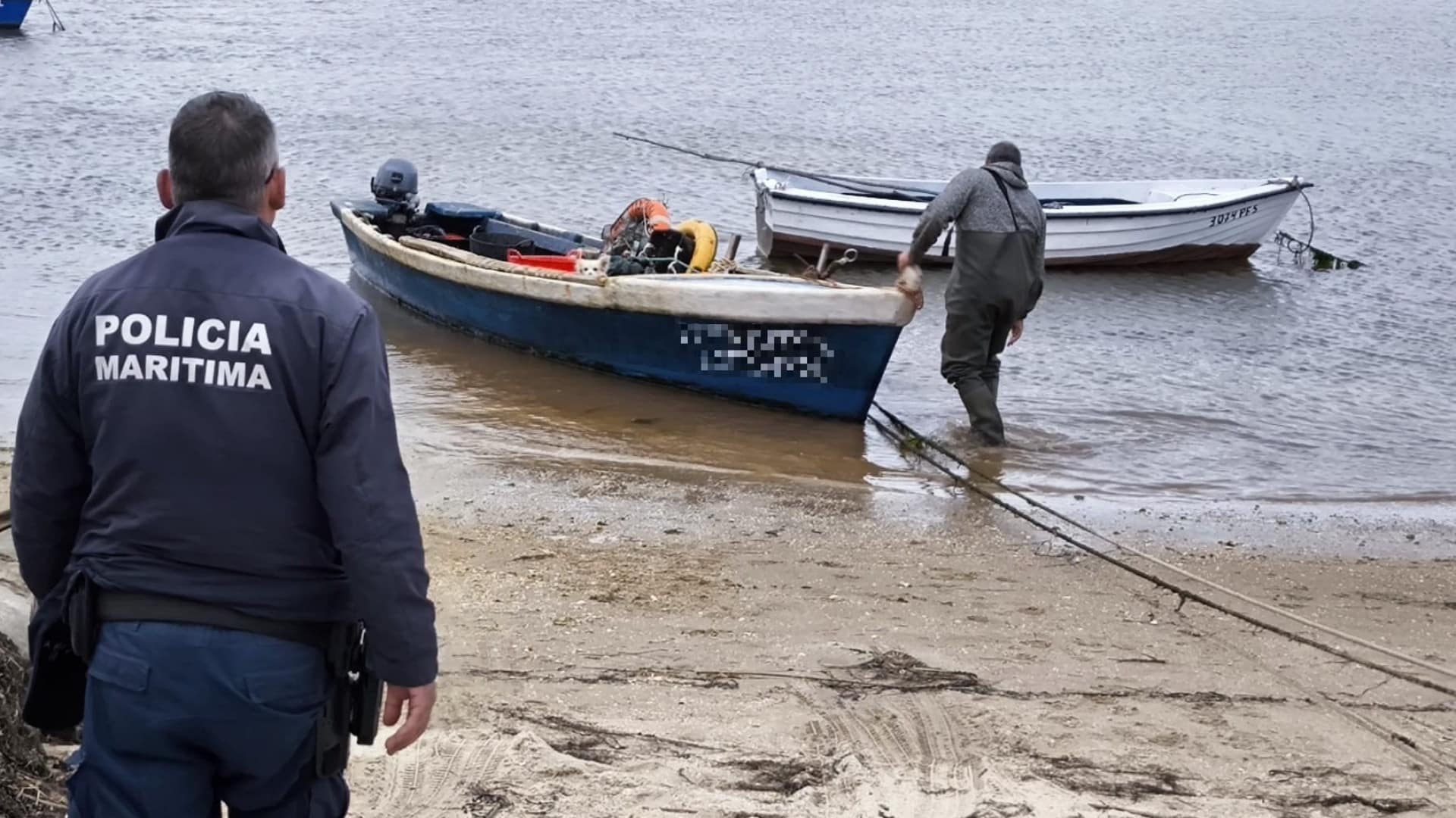 Saisies de 14 engins de pêche et de 2 kg de coques dans la lagune d'Óbidos.