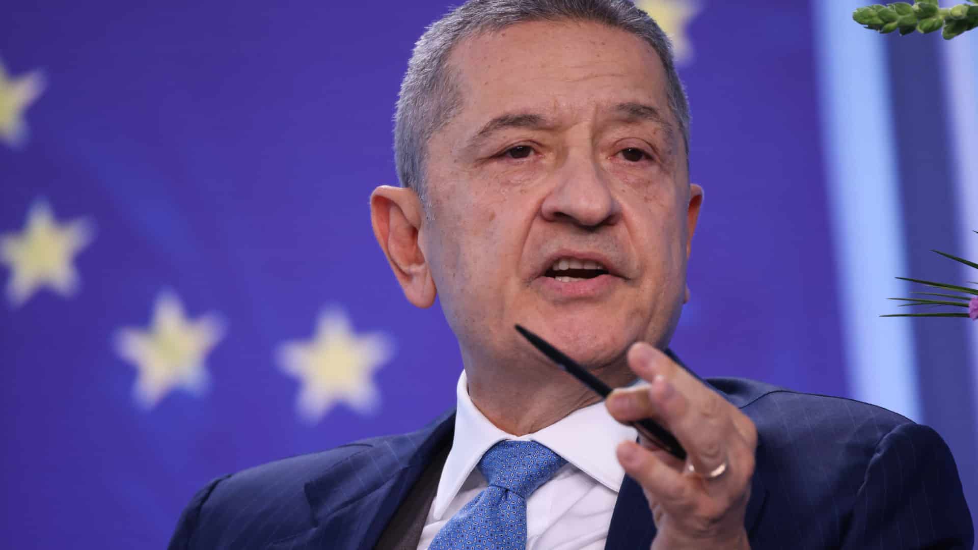 Tarifs ? Le gouverneur de la Banque d'Italie demande de la prudence dans les baisses de taux d'intérêt.