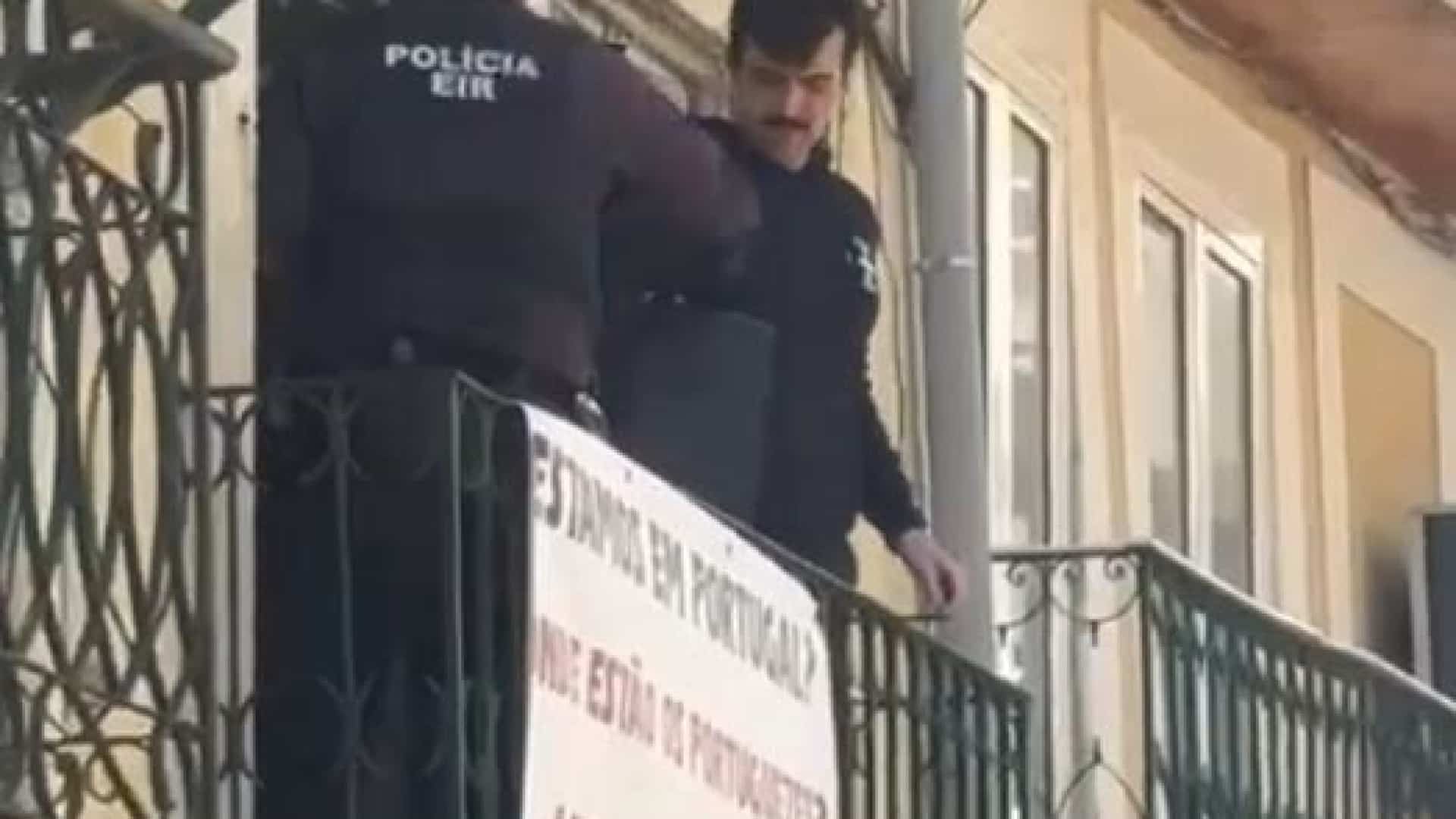 Un duo d'extrême-droite a envahi un balcon à Benformoso contre l'immigration