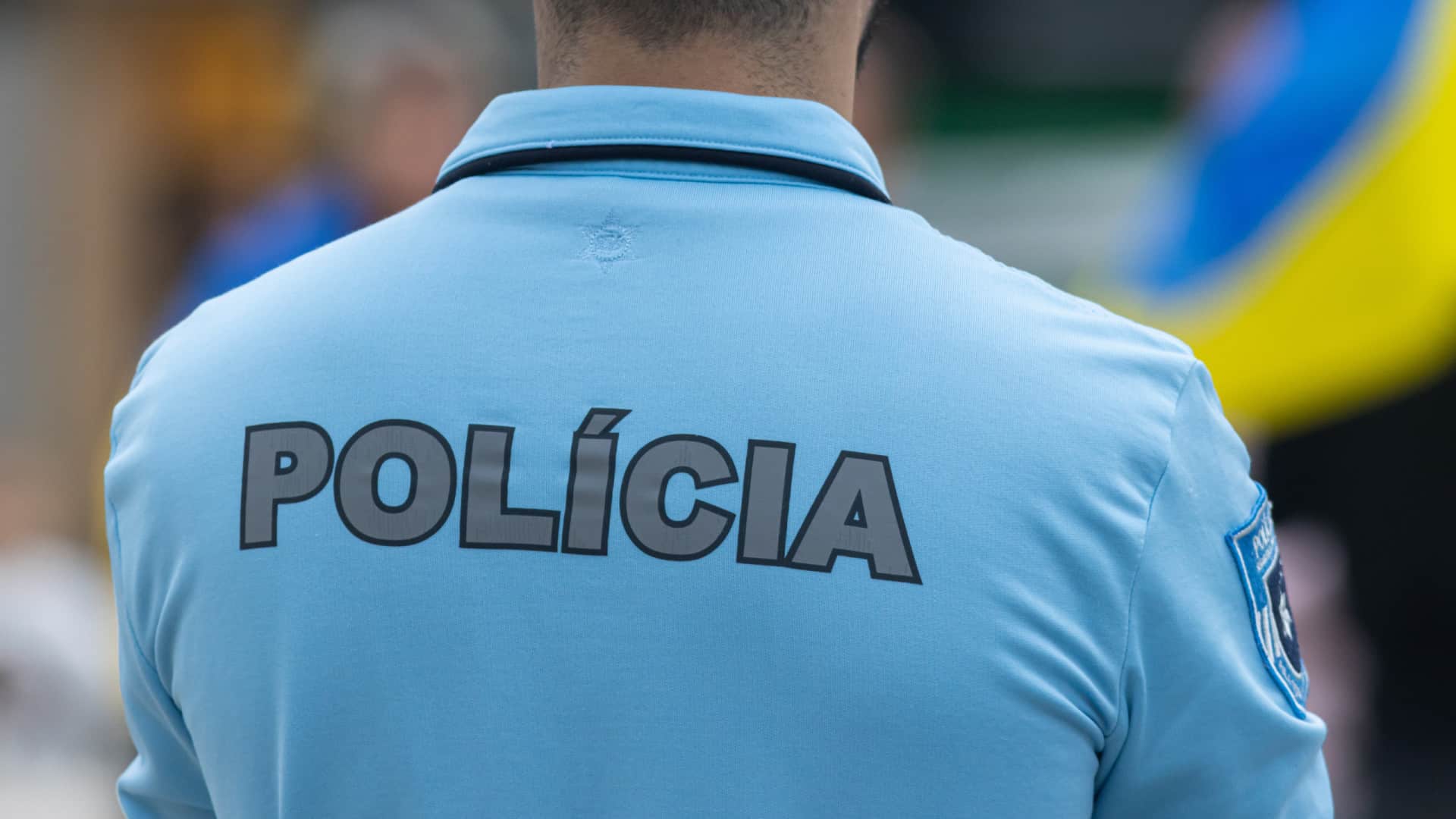 Un garçon de 10 ans renversé par une moto à Amadora. Suspect en fuite.