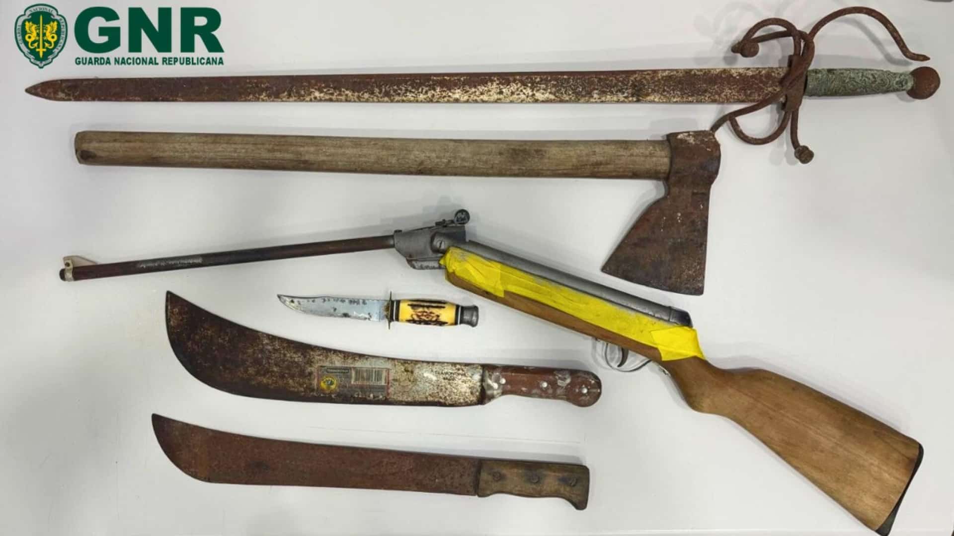 Un homme arrêté pour menace aggravée avait plusieurs armes chez lui.