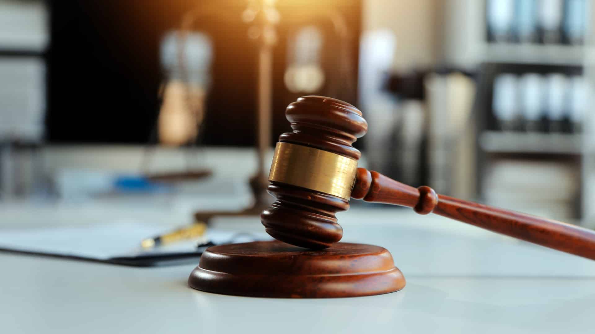 Une jeune femme arrêtée pour fraude est privée de passeport et interdite de quitter le pays.