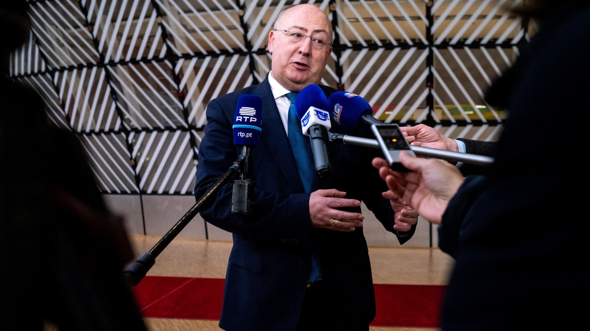 Vin? Le ministre salue les mesures, mais récolter des raisins non mûrs est « un dernier recours ».