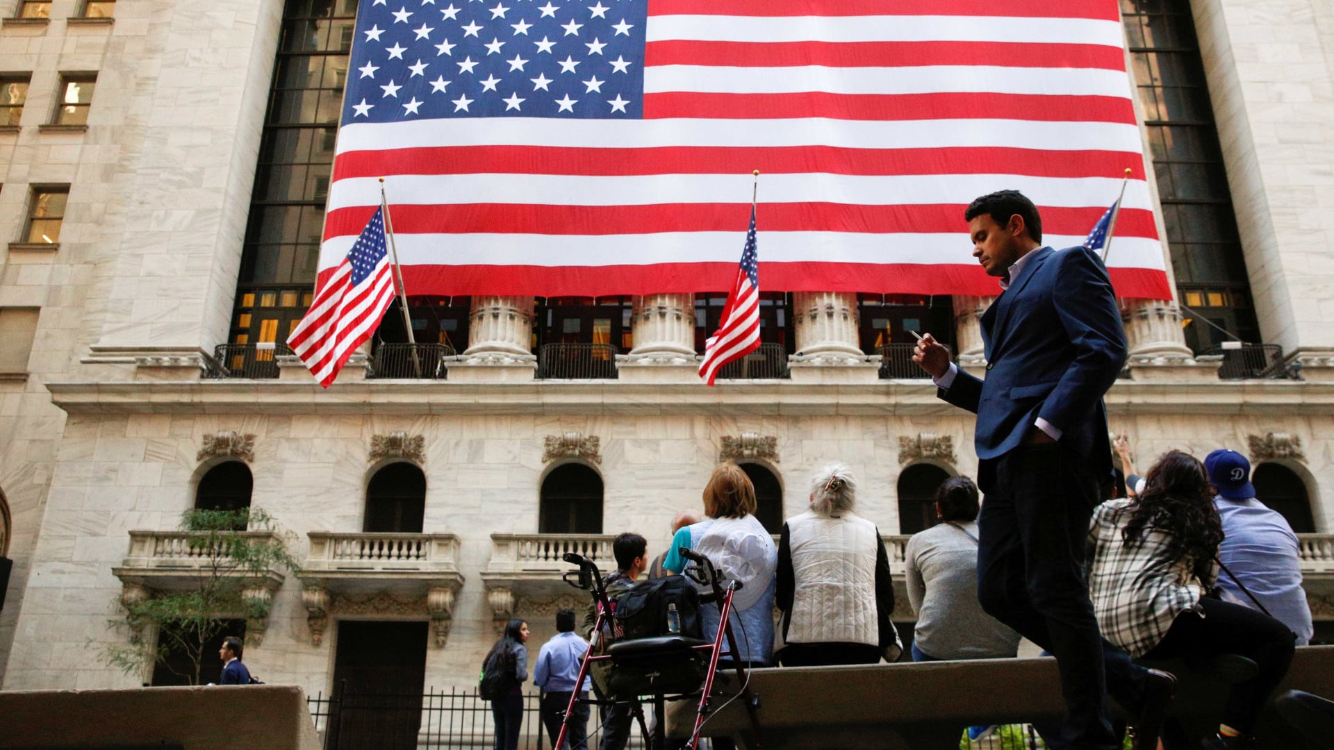 Wall Street clôture en baisse en cédant aux droits de douane sur les automobiles.