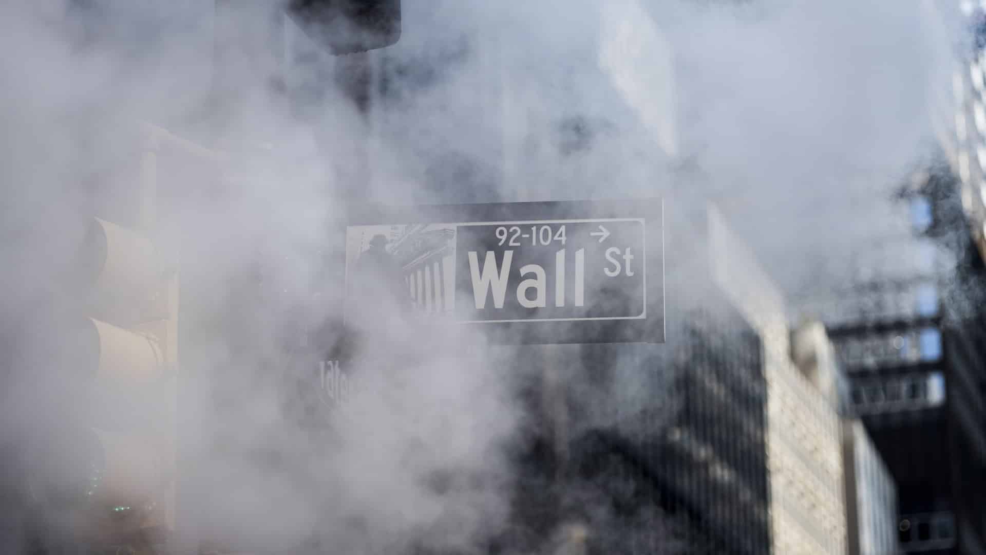 Wall Street clôture en nette baisse, inquiète des tarifs douaniers