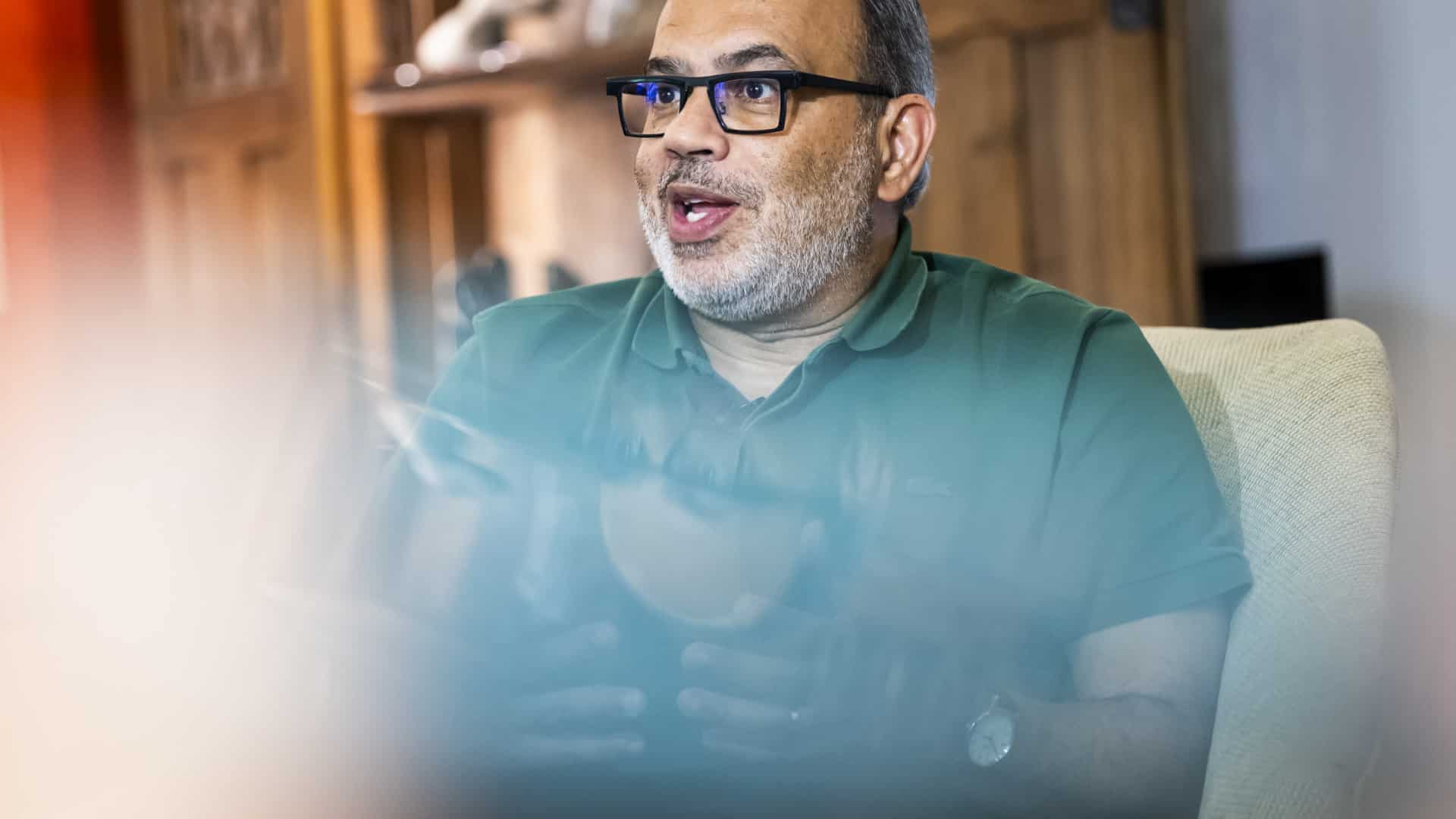 Afrique et Europe Livre de Carlos Lopes "pointe du doigt les deux côtés"