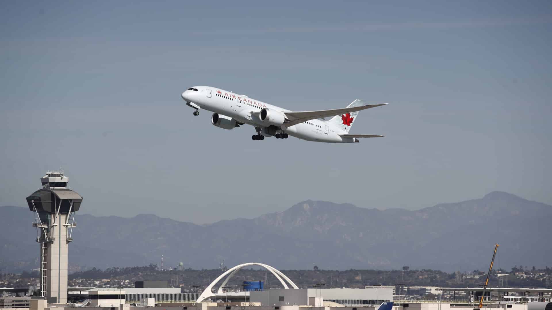 Air Canada commence à relier Porto et Montréal et envisage de continuer après l'été