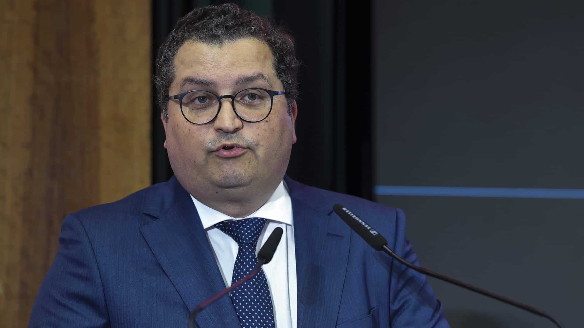 Après l'alerte, le gouvernement dit prendre des précautions face aux défis à long terme pour la dette.