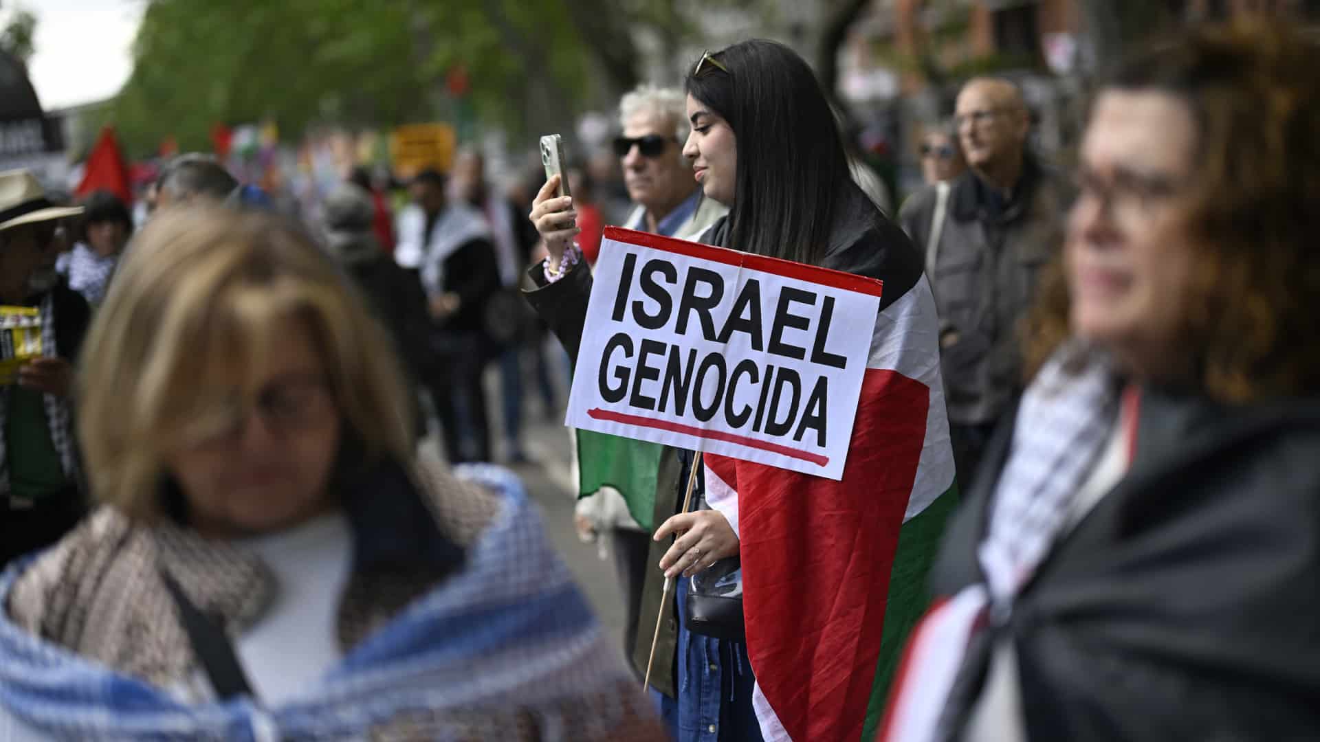 Avec des poupées sur les genoux, la mort d'enfants palestiniens est évoquée à Porto.