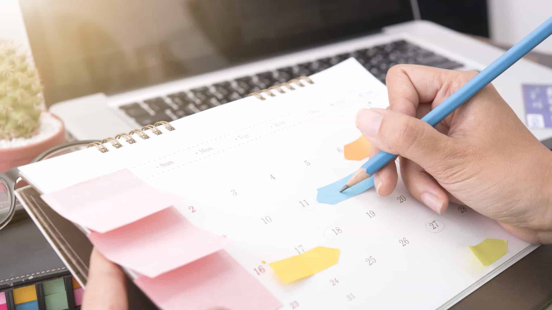 Avec les vacances scolaires à l'horizon, il y a deux congés que les parents peuvent prendre.