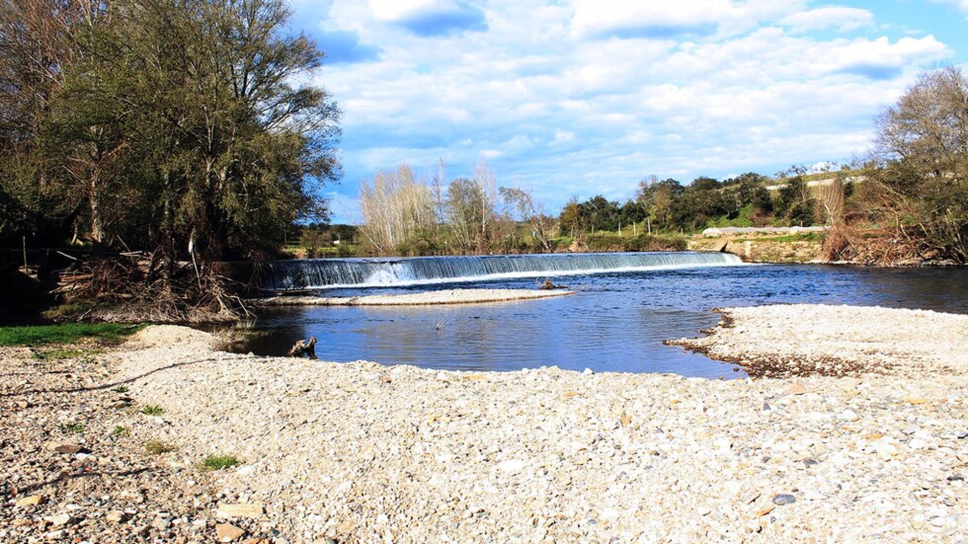 Bains interdits à la plage fluviale de Braga après des réactions allergiques.